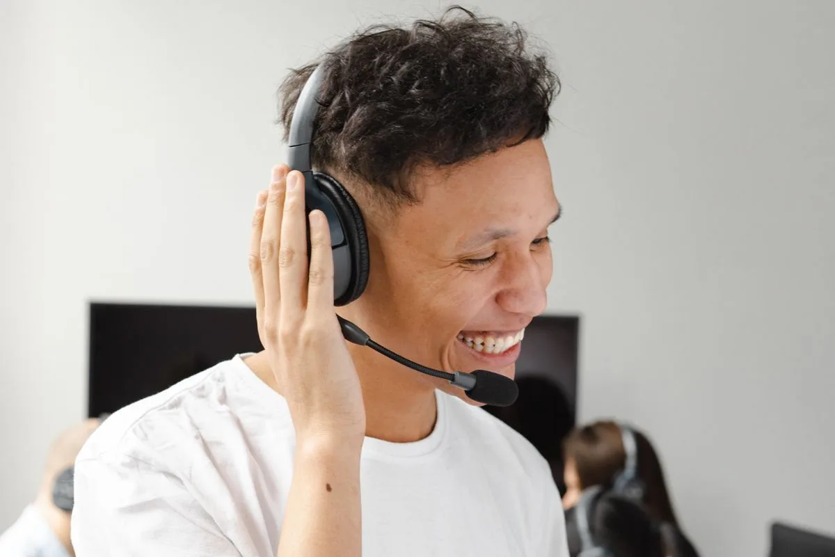 Een medewerker met headset tijdens een persoonlijk gesprek.